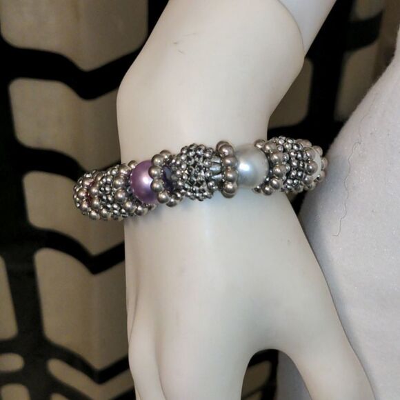 Chunky multi colored bead & silvertone bracelet - Picture 5 of 9